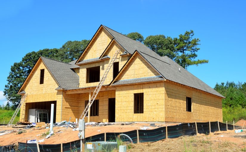 Zgodnie z bieżącymi kodeksami nowo budowane domy muszą być gospodarcze.