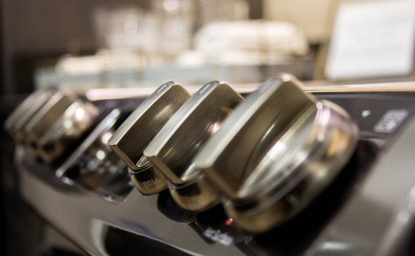 Niespodziewana awaria AGD – lodówka nie działa, pralka zaczyna przeciekać. Jak reagować?